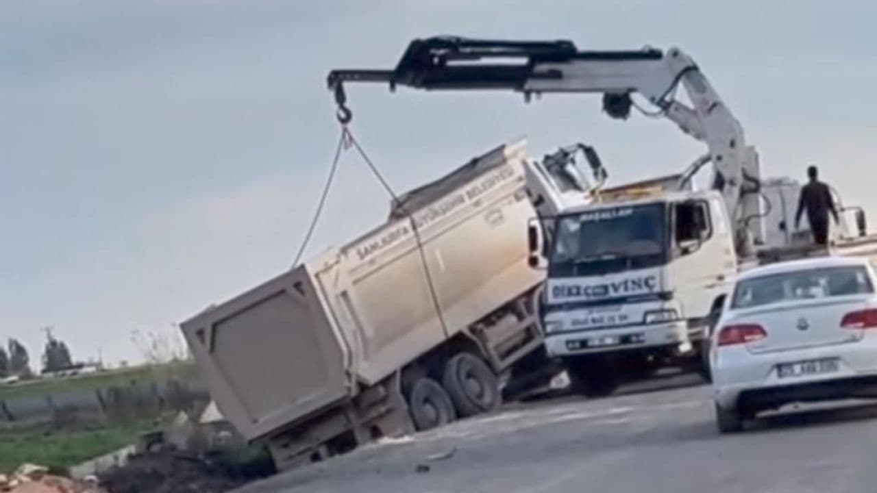 Şanlıurfa Harran’da Hafriyat Kamyonu Devrildi: Sürücü Yaralandı