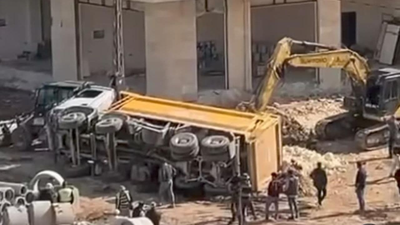 Şanlıurfa'da Şantiyede Kamyon Devrildi! 