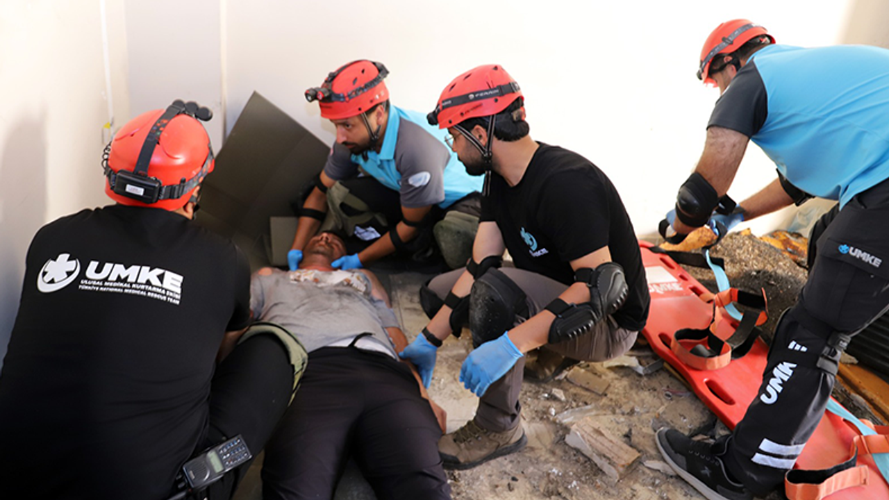 Şanlıurfa'da UMKE Ekiplerinden Eski Hastane Binasında Deprem Tatbikatı