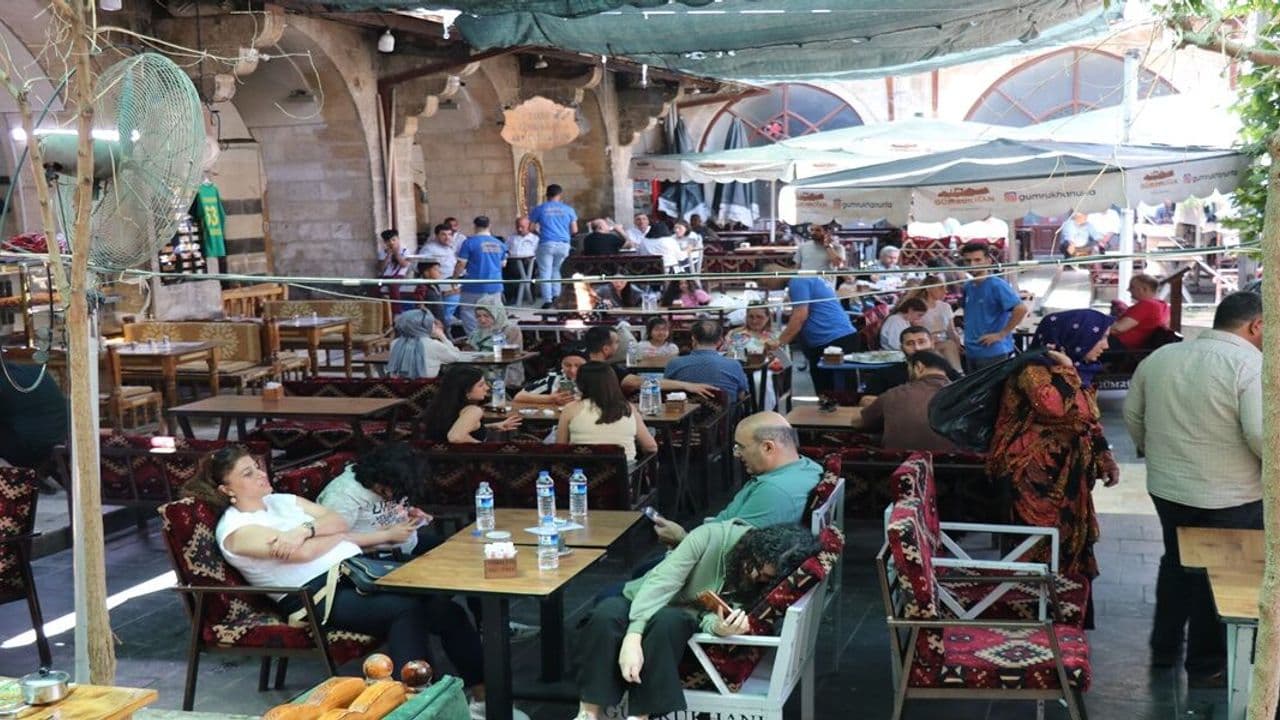 Şanlıurfa’nın Tarihi Mekanında Yoğunluk Başladı: Turistler Hayran Kaldı