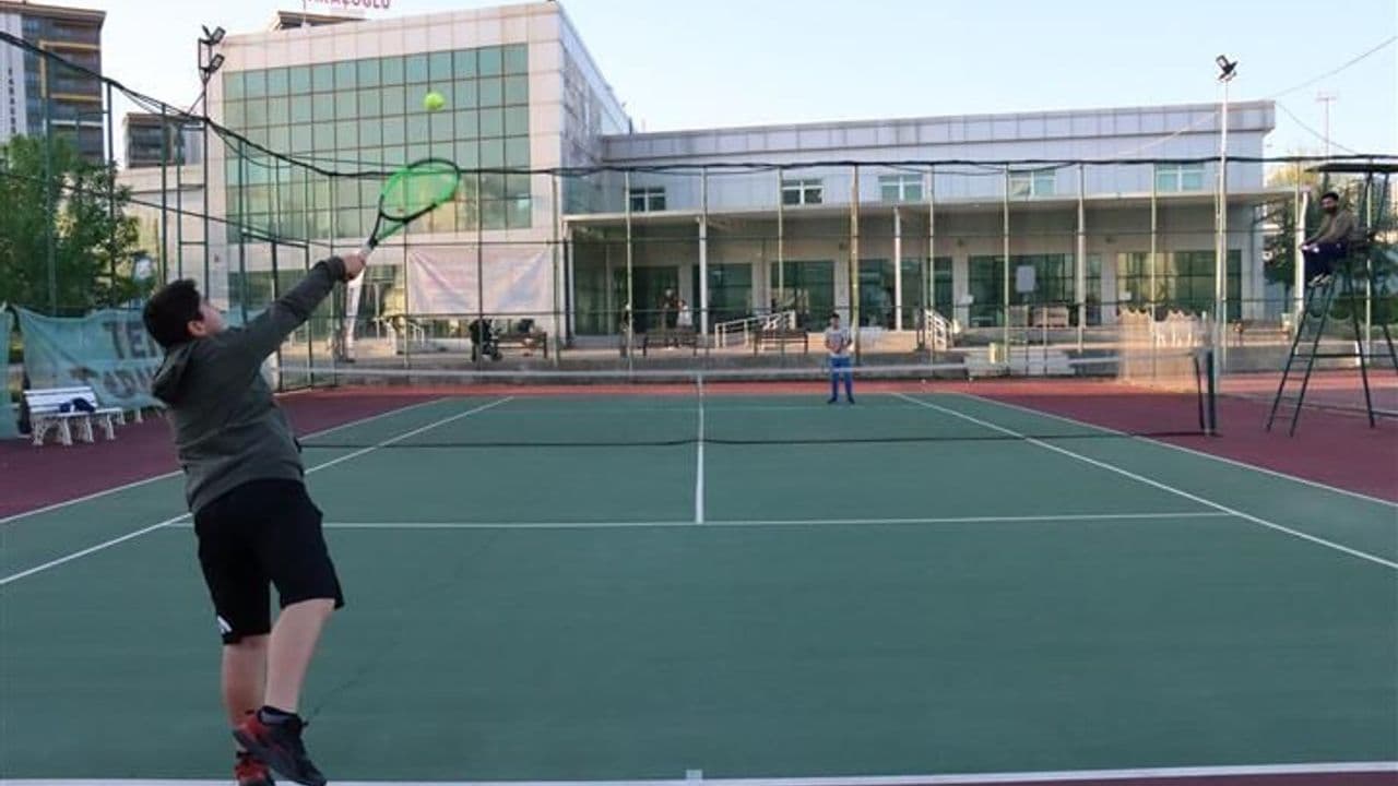 23 Nisan Tenis Turnuvası Start Aldı