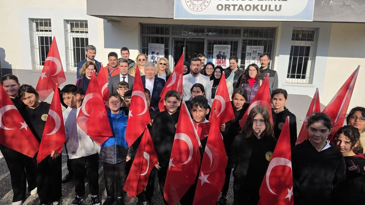 Öğrenciler okul saldırısı ardından Türk Bayrakları ile okula geldi