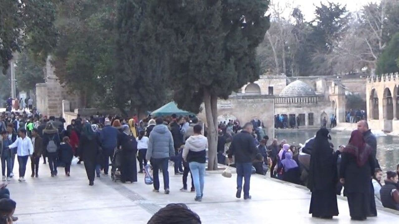 “Şanlıurfa’da bir gölün ardındaki sır: Hz. İbrahim’in mucizesine inanılıyor”