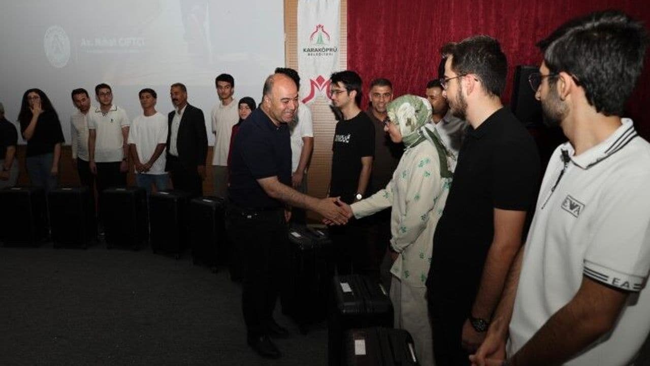 Şanlıurfa’da Üniversiteyi Kazanan Gençlere Anlamlı Destek! Valizler Teslim Edildi