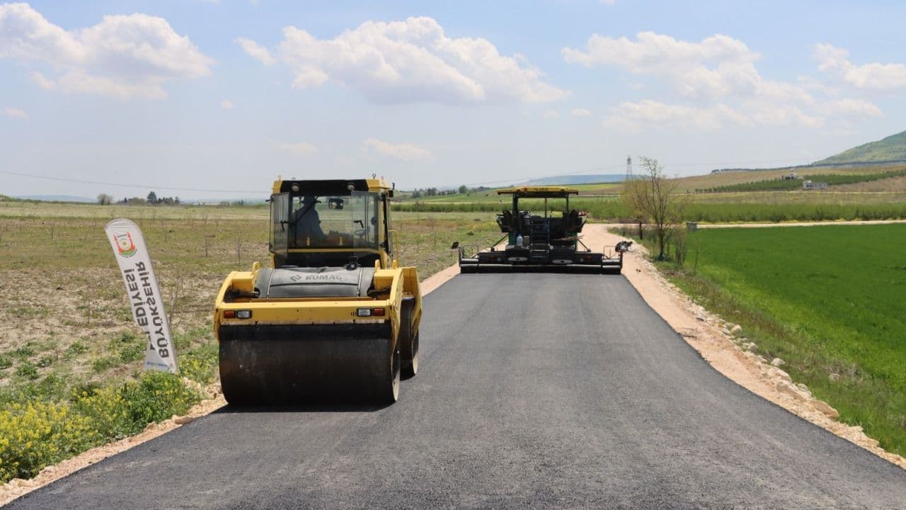 Şanlıurfa'da Asfalt Atağı! 14 Kilometre Grup Yolu Daha Asfaltla Buluştu