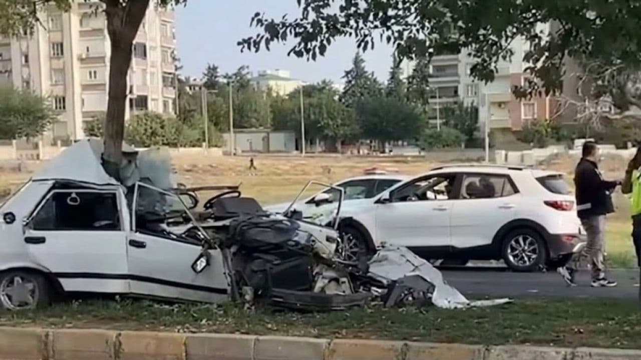 Şanlıurfa’da Kaza! Otomobil İkiye Bölündü, Yaralılar Var