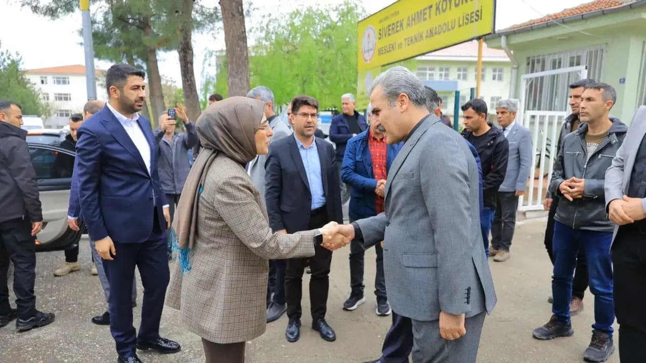 Siverek’teki okul olayı: Yazmacı öğrenci ve öğretmenlerle buluştu