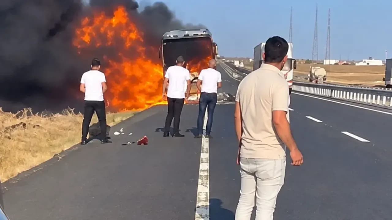 Şanlıurfa’da şehirlerarası otobüs alevlere teslim oldu! Sadece izlediler