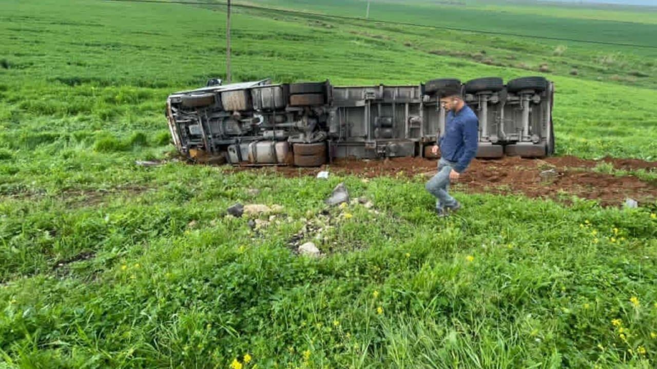 Şanlıurfa’da Tır Şarampole Yuvarlandı, Sürücü Yaralandı