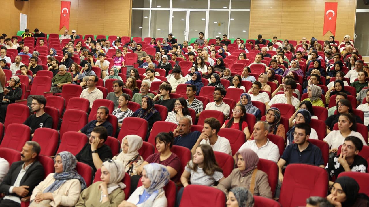 Karaköprü’de Gençlerin Üniversite Yolculuğuna Belediye Desteği